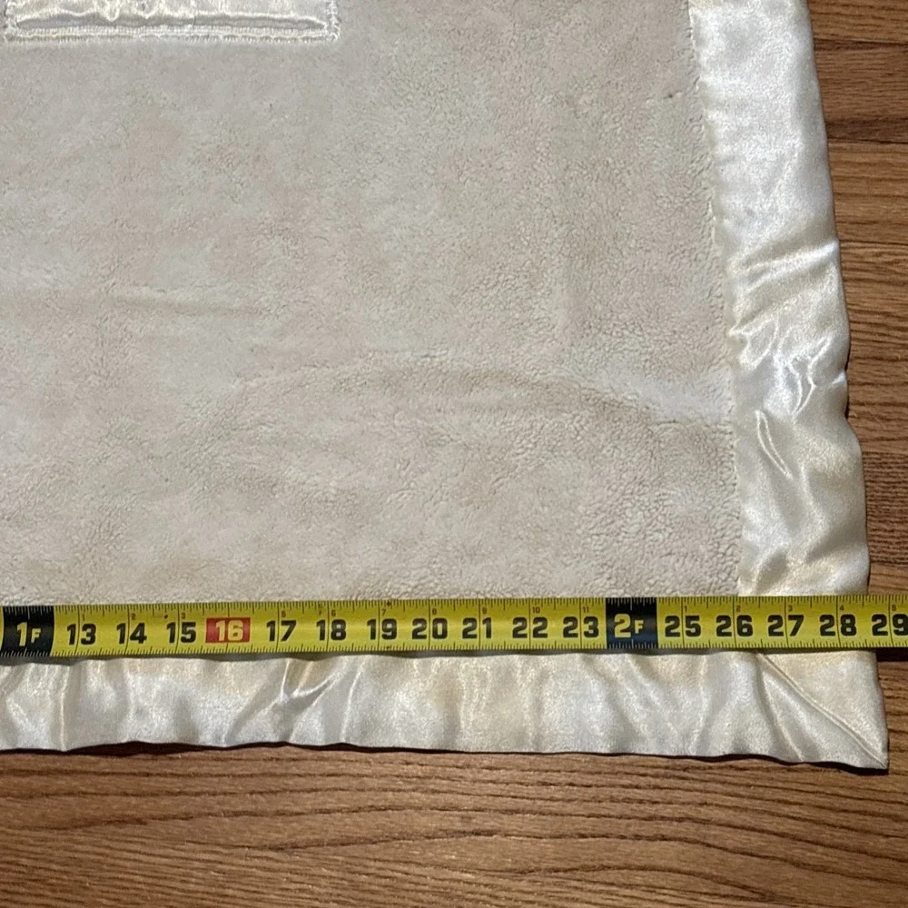 Disney Classic Winnie Pooh Cream Baby Blanket Embroidered Bees Satin Trim